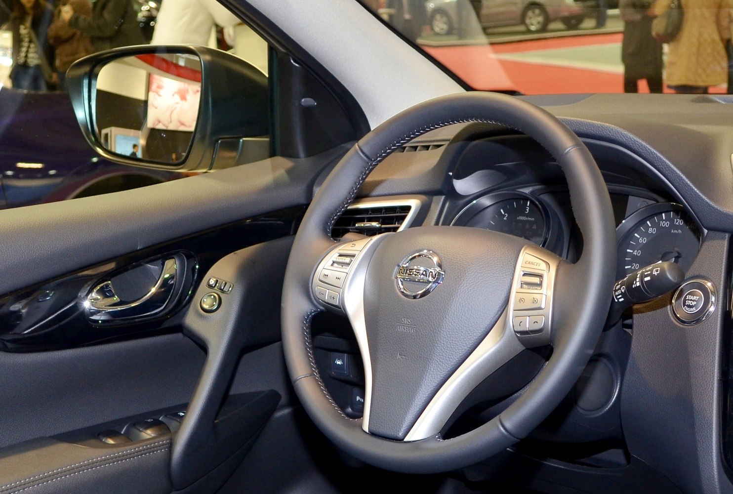 Steering wheel, dashboard, side mirror, start-stop button