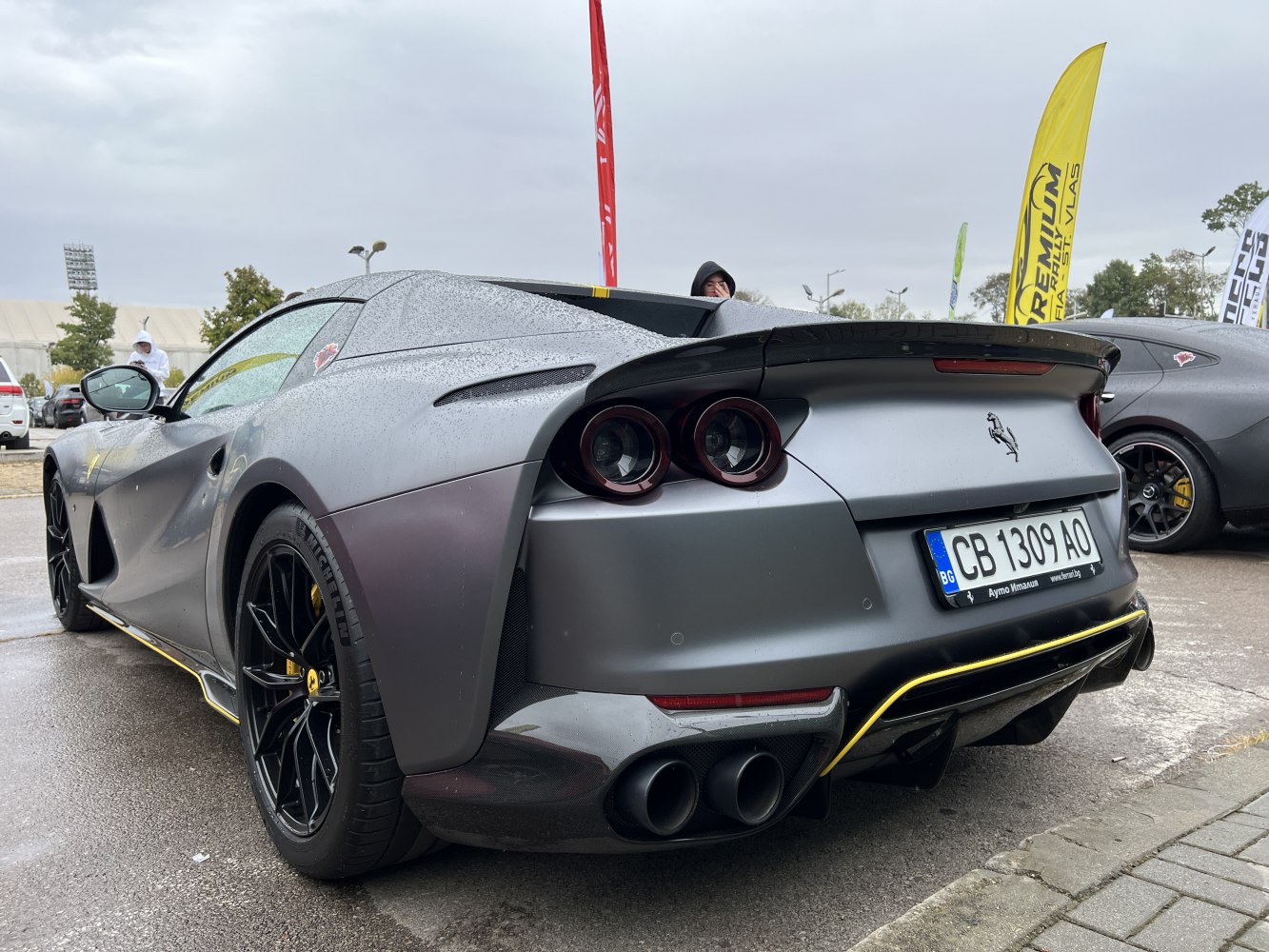 Rear view with quad exhaust, round taillights, black sport rims