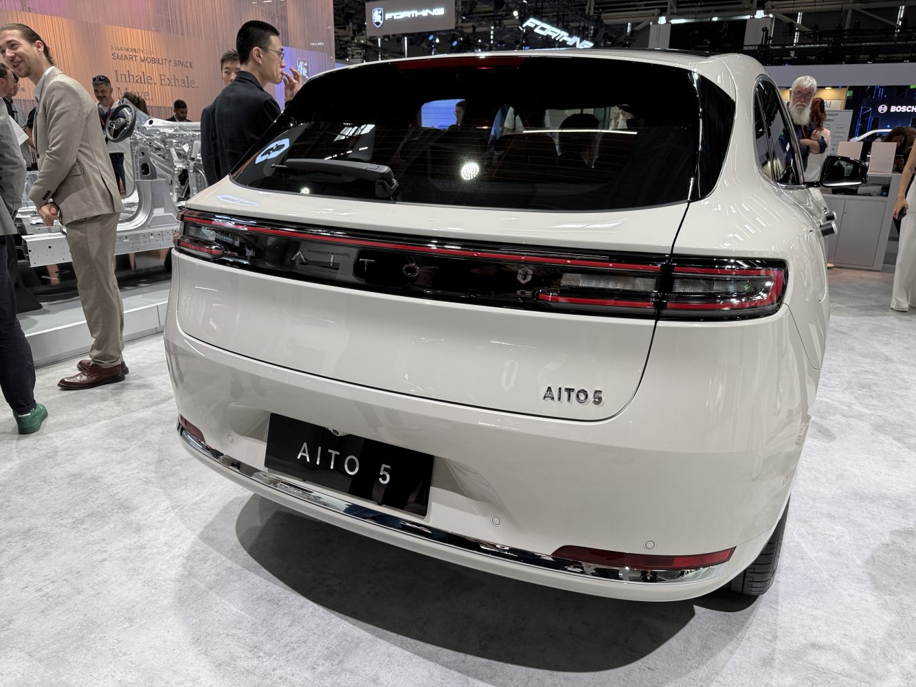 Rear view with horizontal LED taillight strip and rear windshield wiper