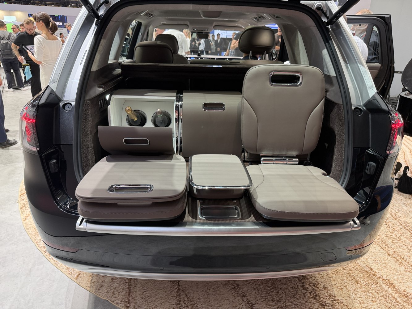 Rear seats with fold-out tables and integrated wine bottle holders