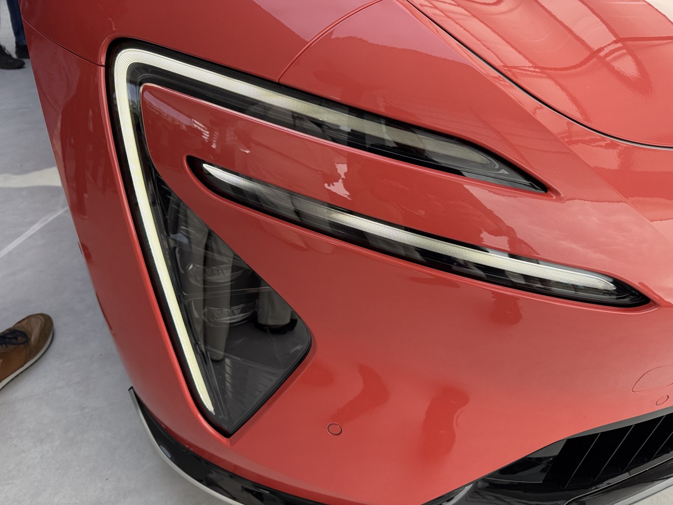 Distinctive LED headlight with sharp contours and dual light strips