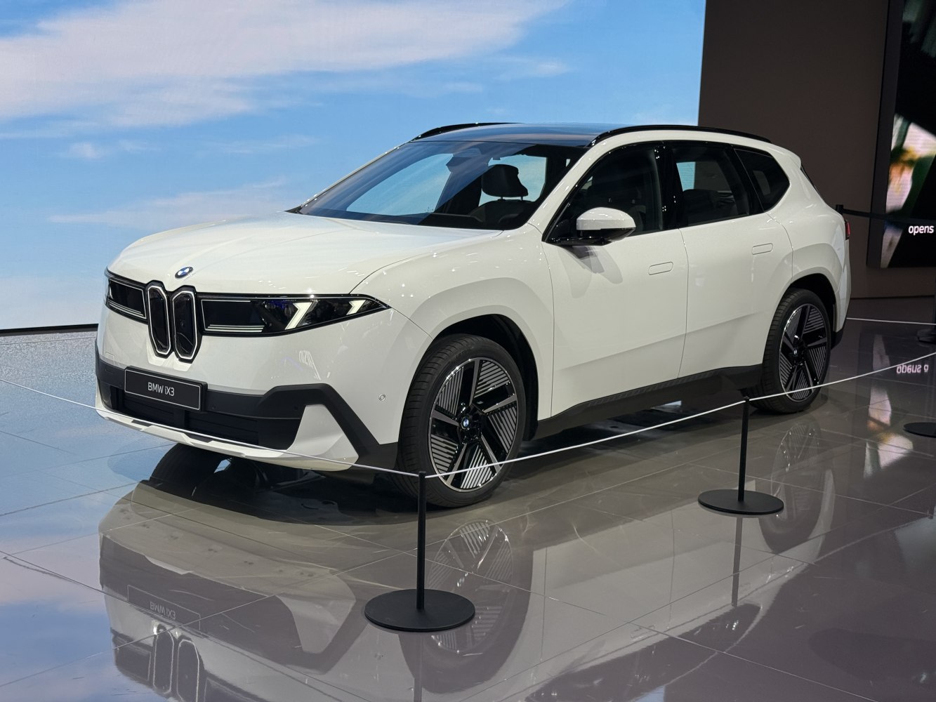 Electric SUV with closed kidney grille and aerodynamic wheels