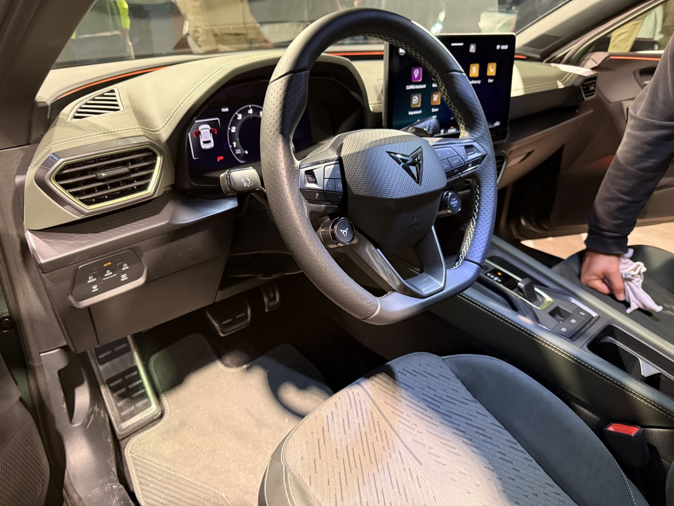 Digital dashboard and multifunction steering wheel with integrated controls