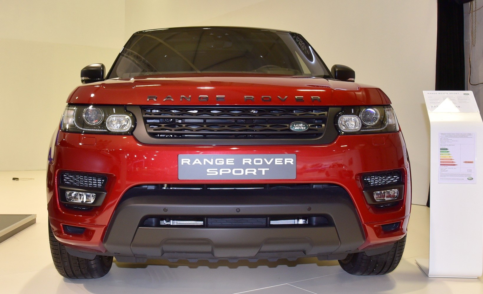 Front grille and dual-headlight design of a modern SUV