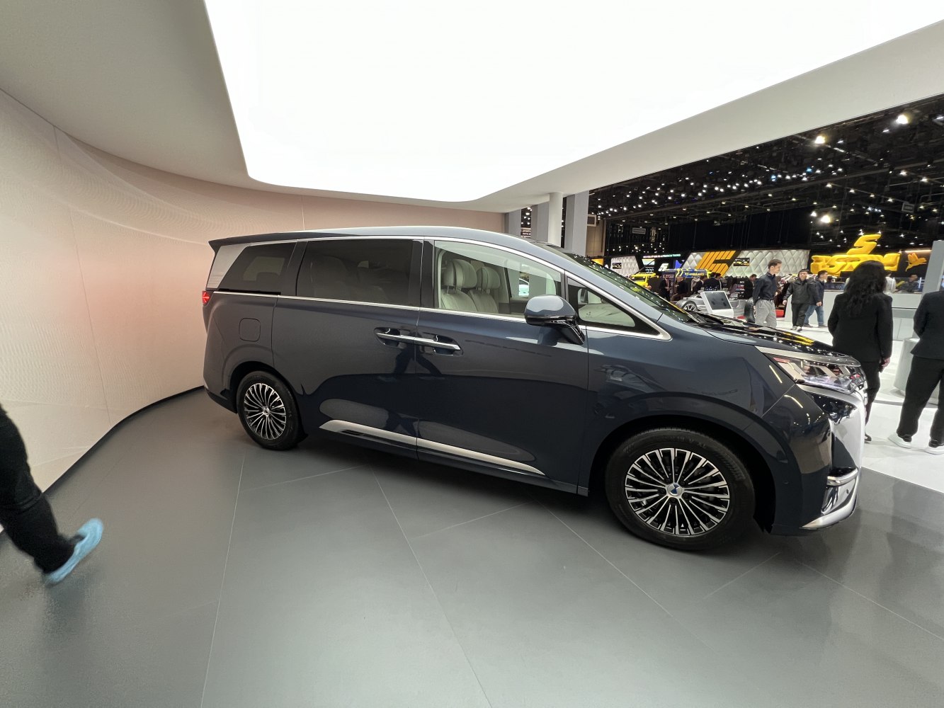 Side profile of an MPV with alloy wheels and large windows