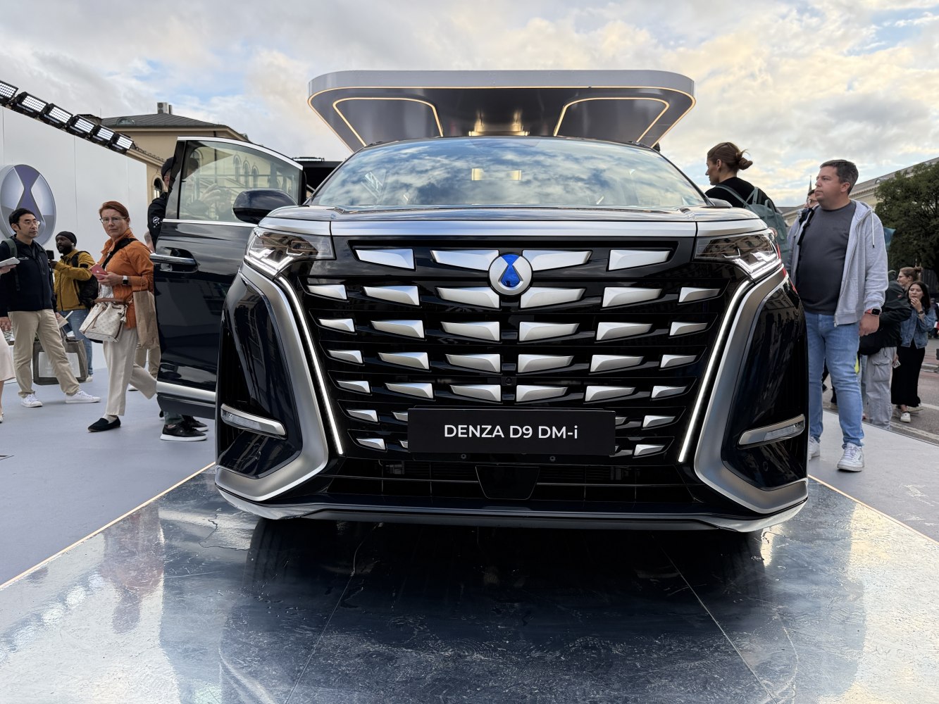 Bold front grille with distinctive LED headlights