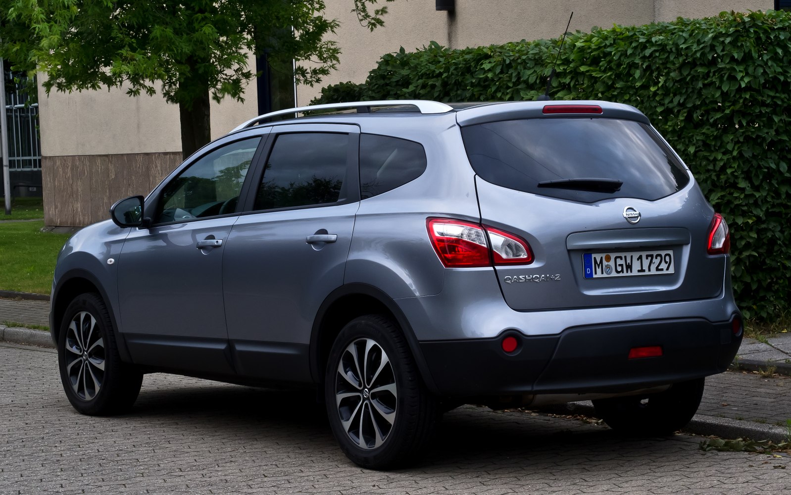 Rear side view of 2010 SUV featuring alloy wheels and roof rails