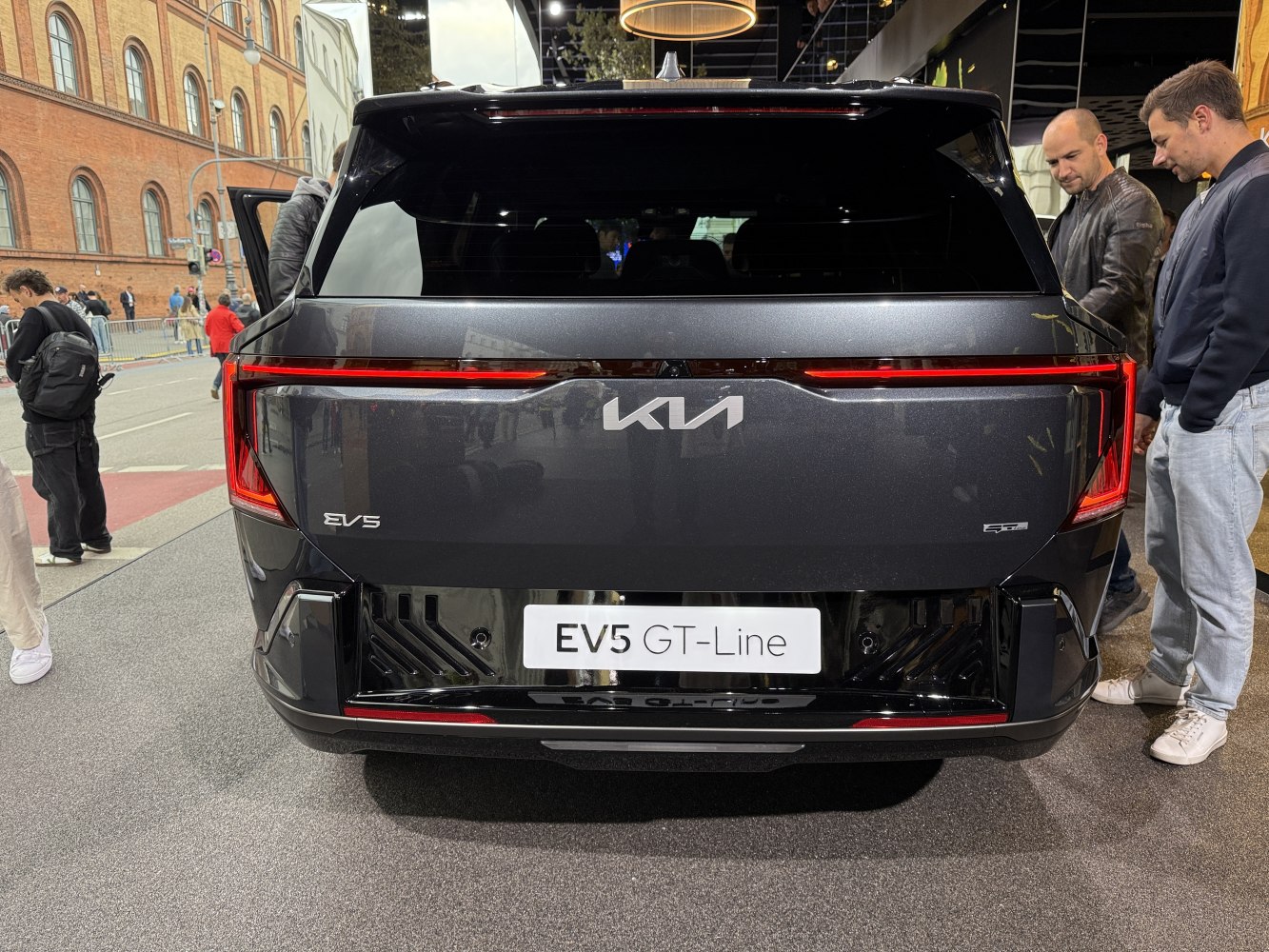 Rear view of EV5 GT-Line with LED taillight bar and sleek black finish