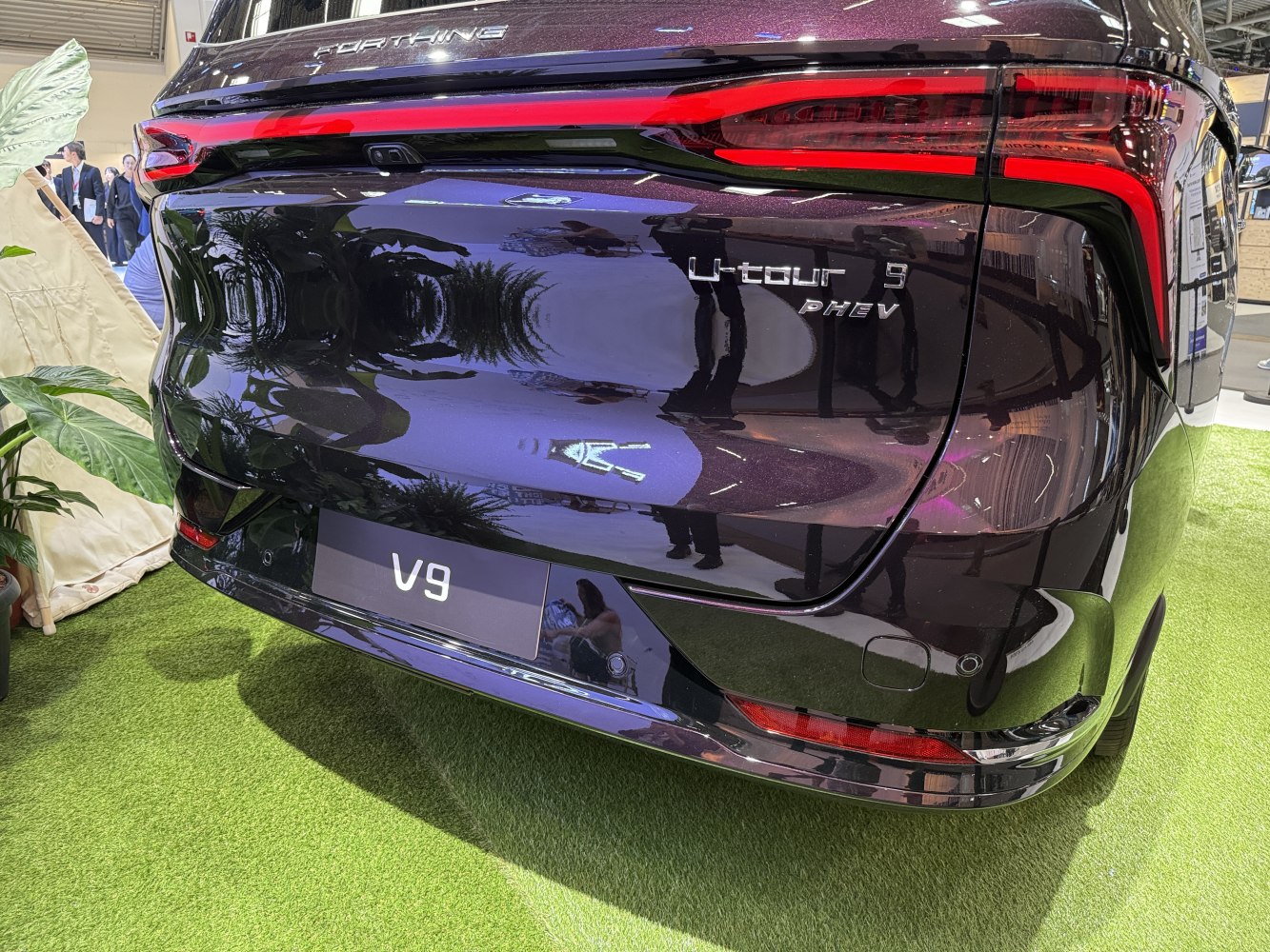 Rear section with continuous taillight and PHEV badge