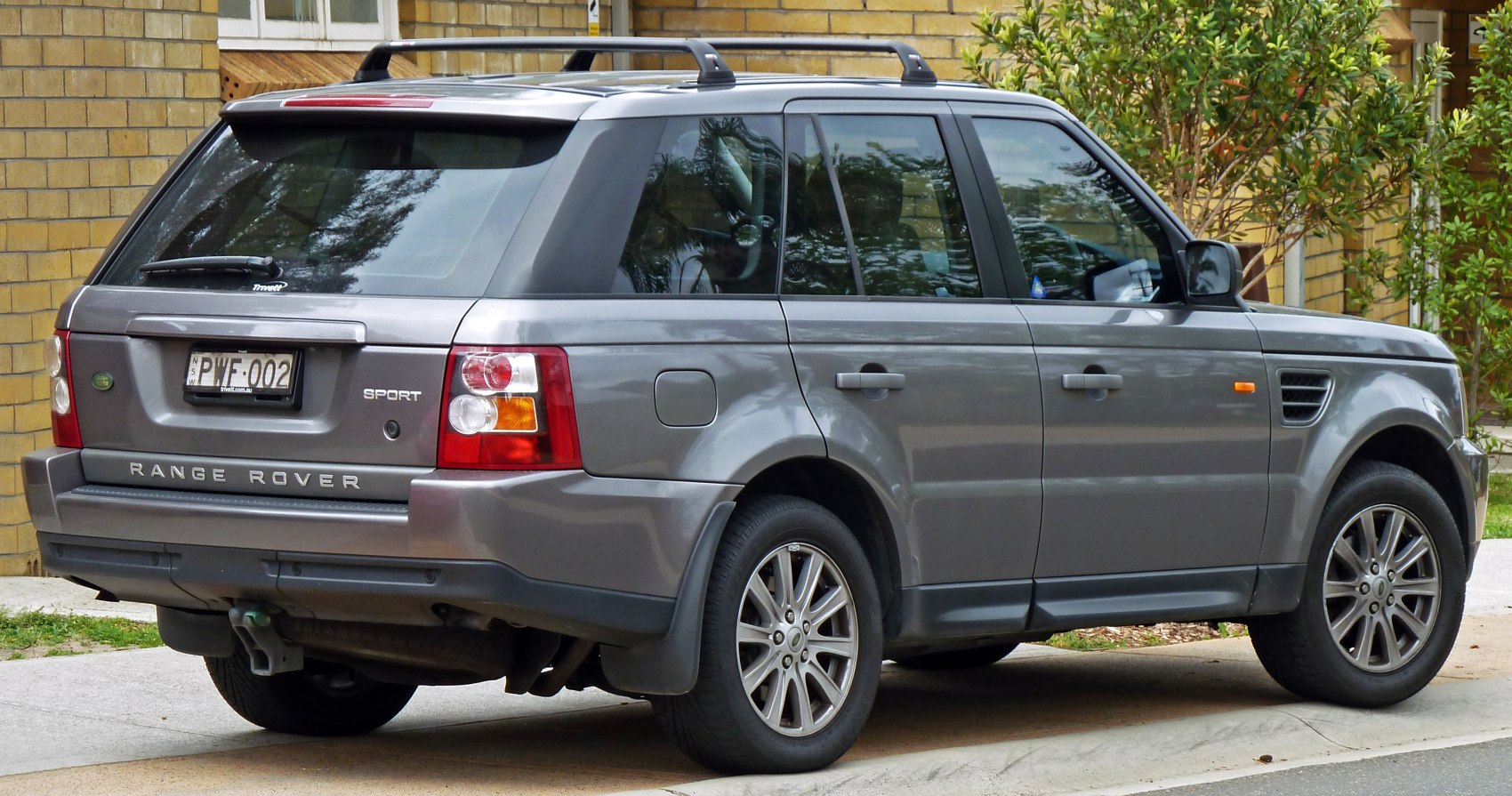SUV rear-side view with roof rack and alloy wheels