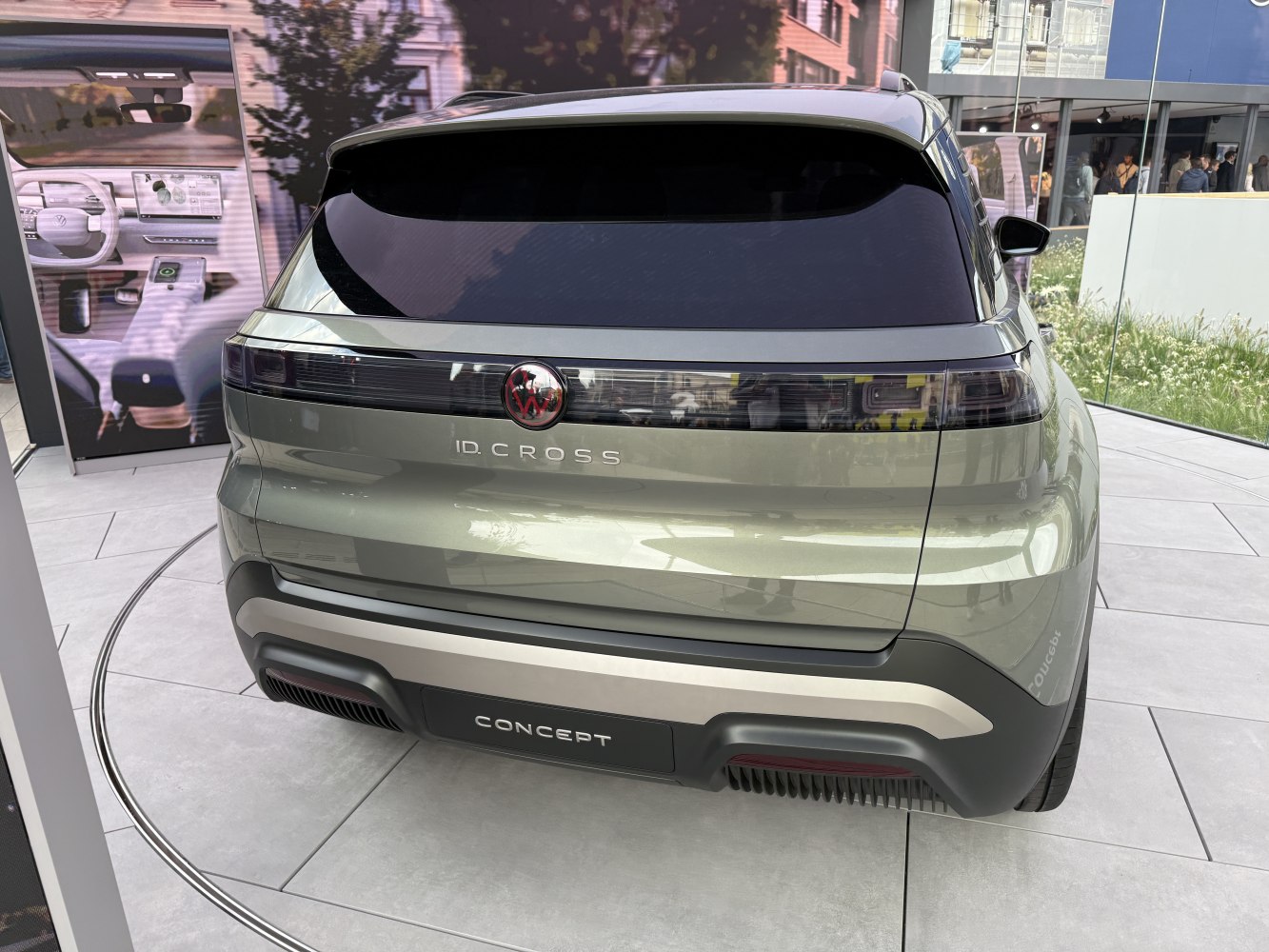 Sleek rear with integrated horizontal taillight strip