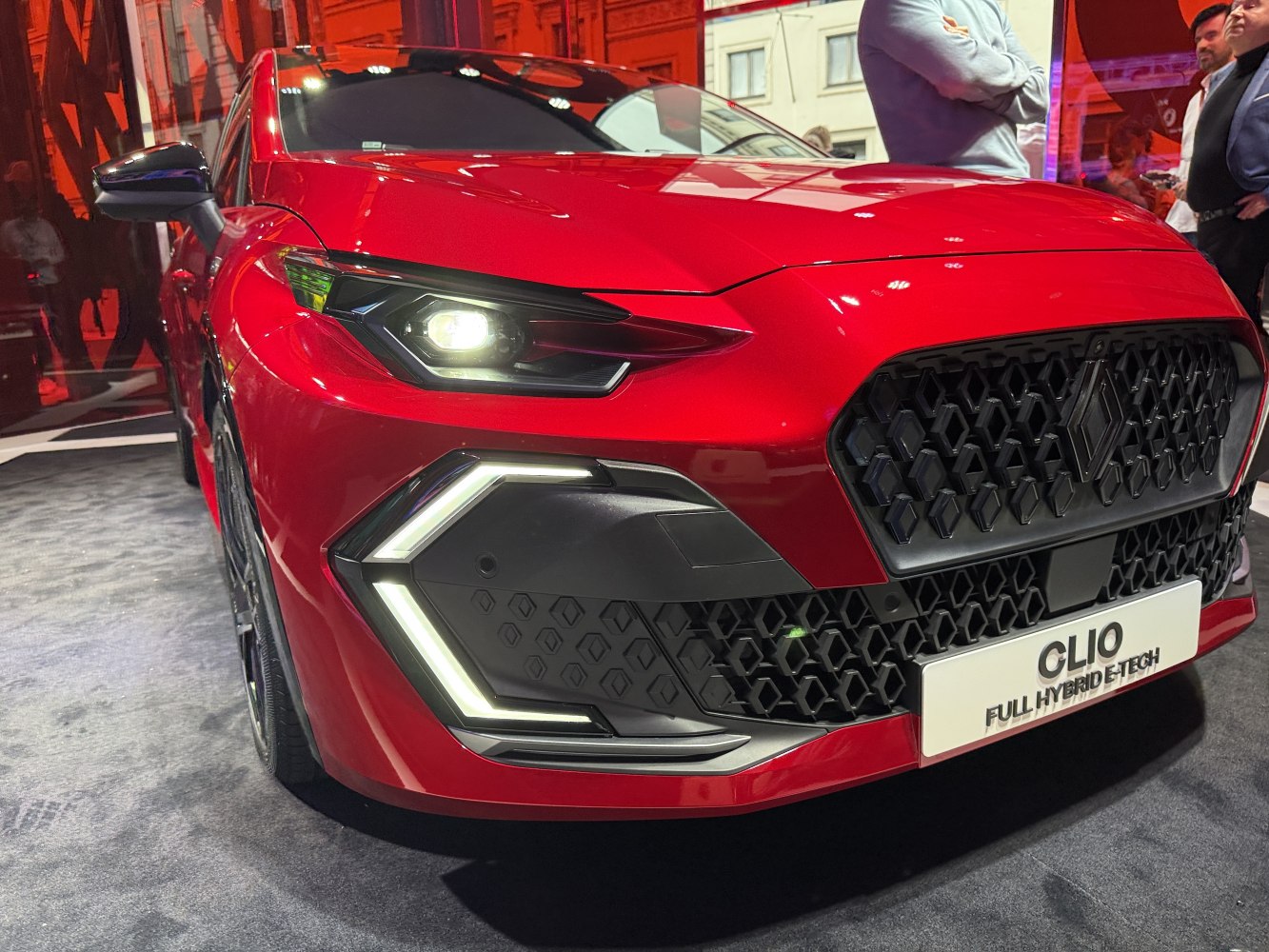 Front design with LED headlights and hexagonal grille