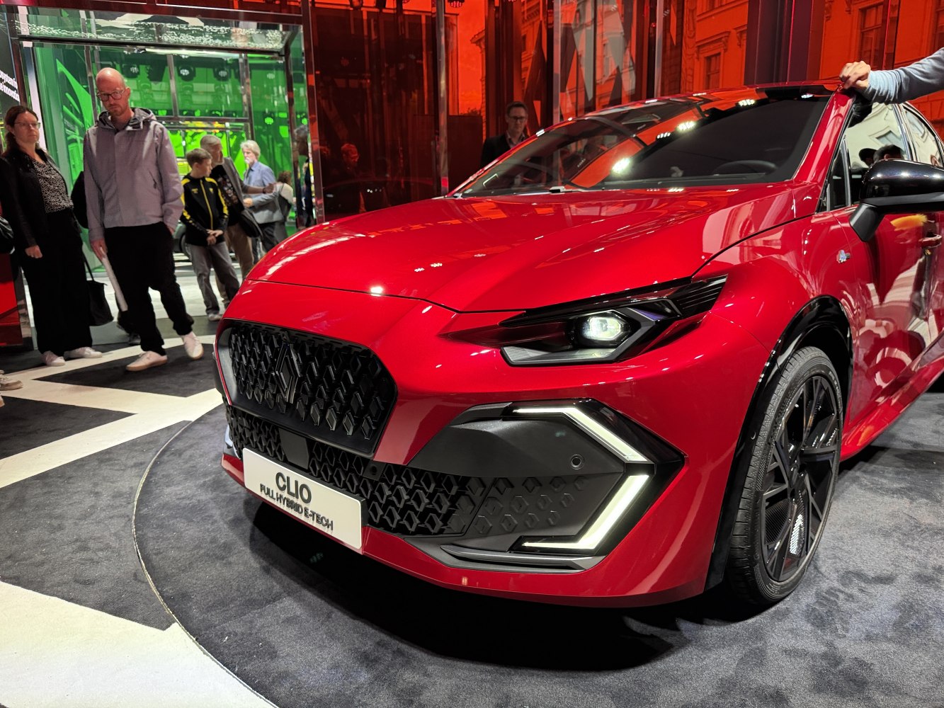 Front hexagonal grille with LED headlight and DRL design