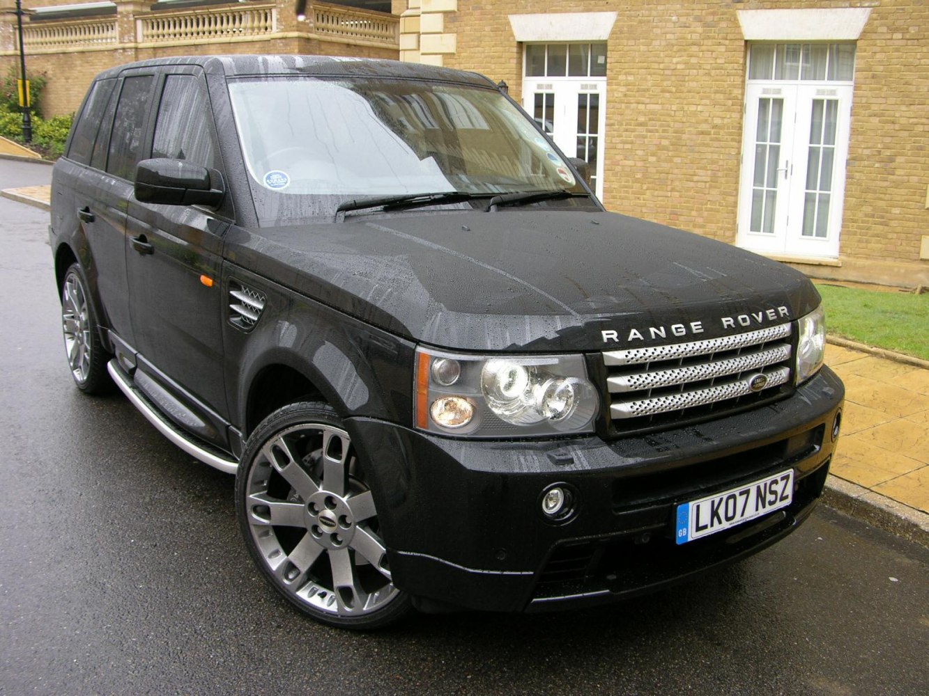 Front section with headlights and grille of a 2005-2009 luxury SUV