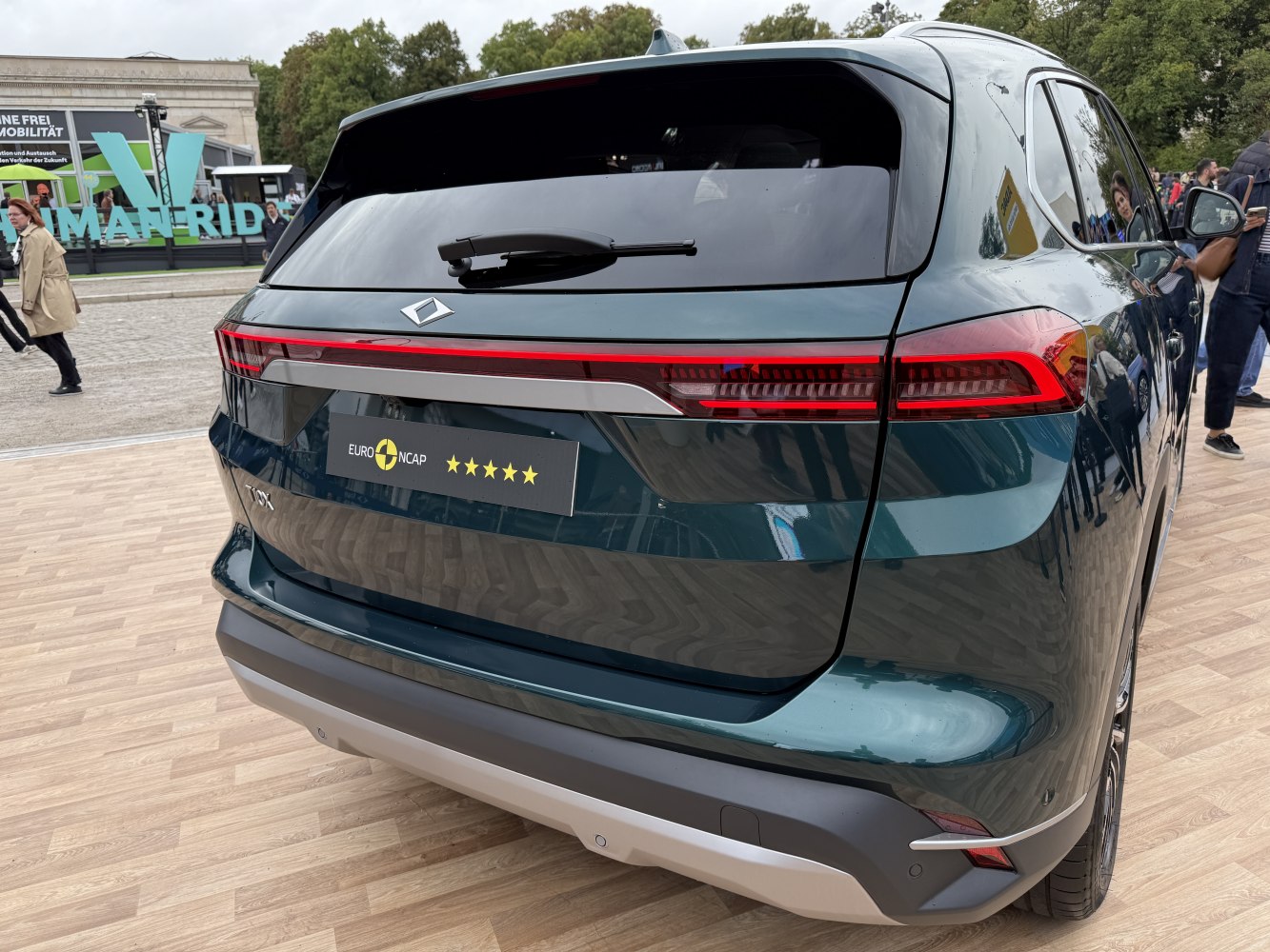 SUV rear view with full-width LED tail light and rear windshield wiper