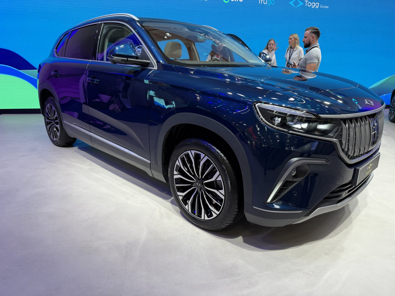 Front grille, headlight design, and alloy wheels of a sleek SUV
