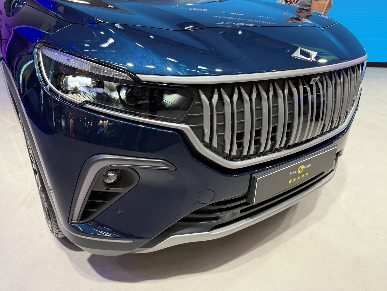 Front grille and headlight with integrated fog light