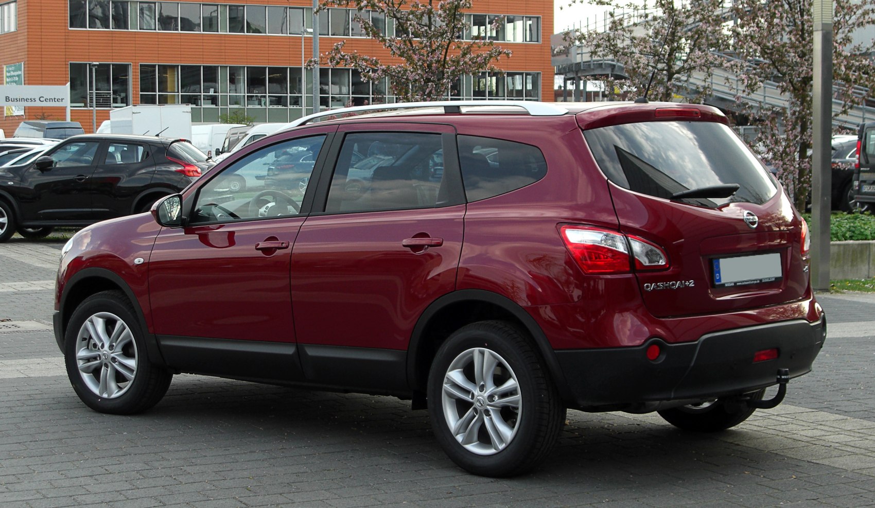 Rear side view with alloy wheels and roof rails
