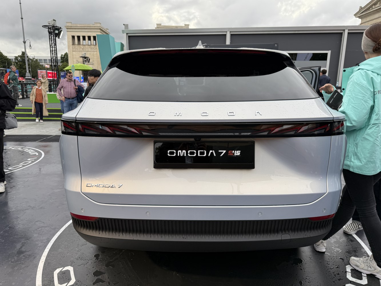 Full-width LED taillight and sleek rear with Omoda 7 badge