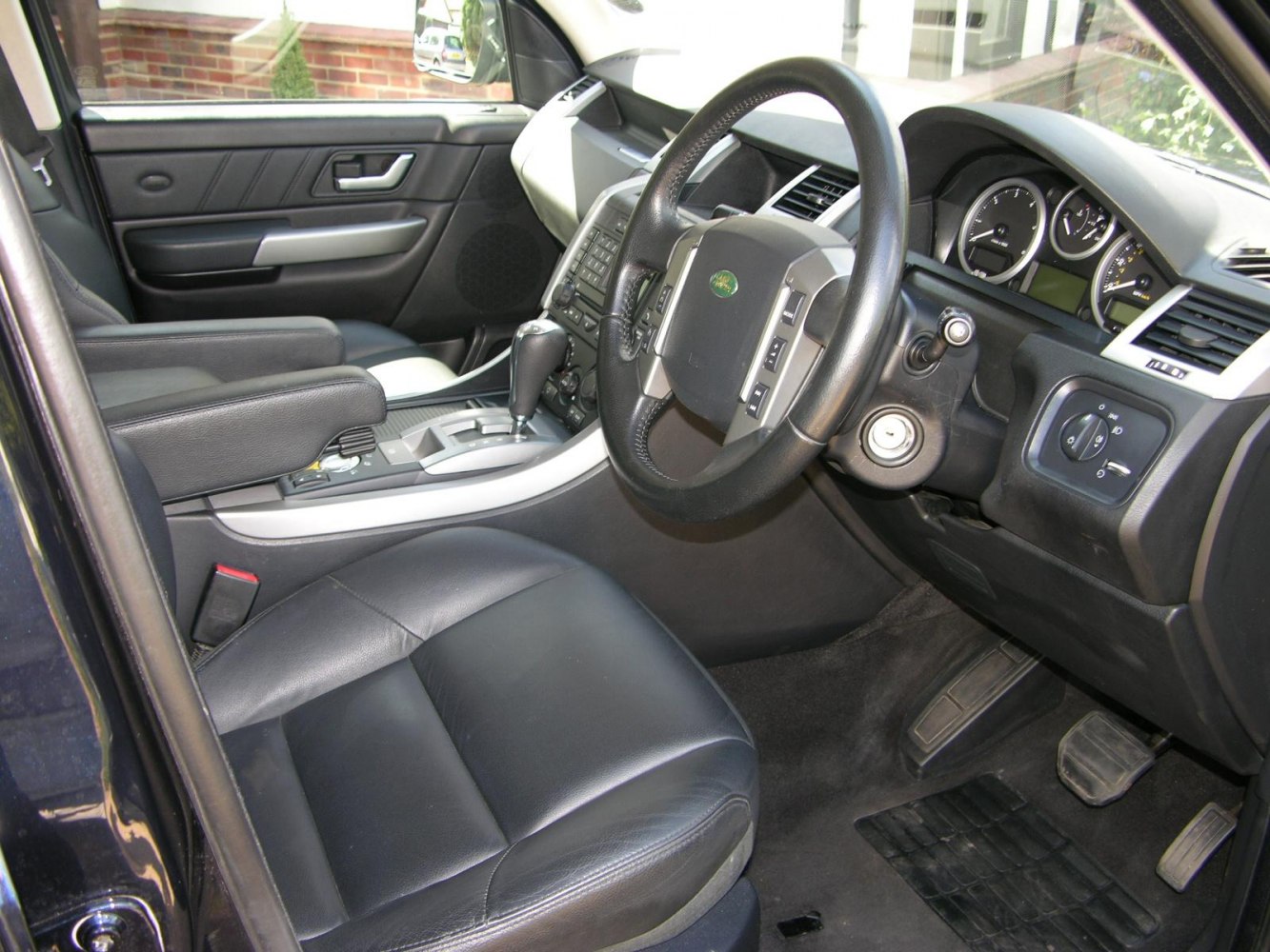 Steering wheel, dashboard, center console with gearshift, leather seat