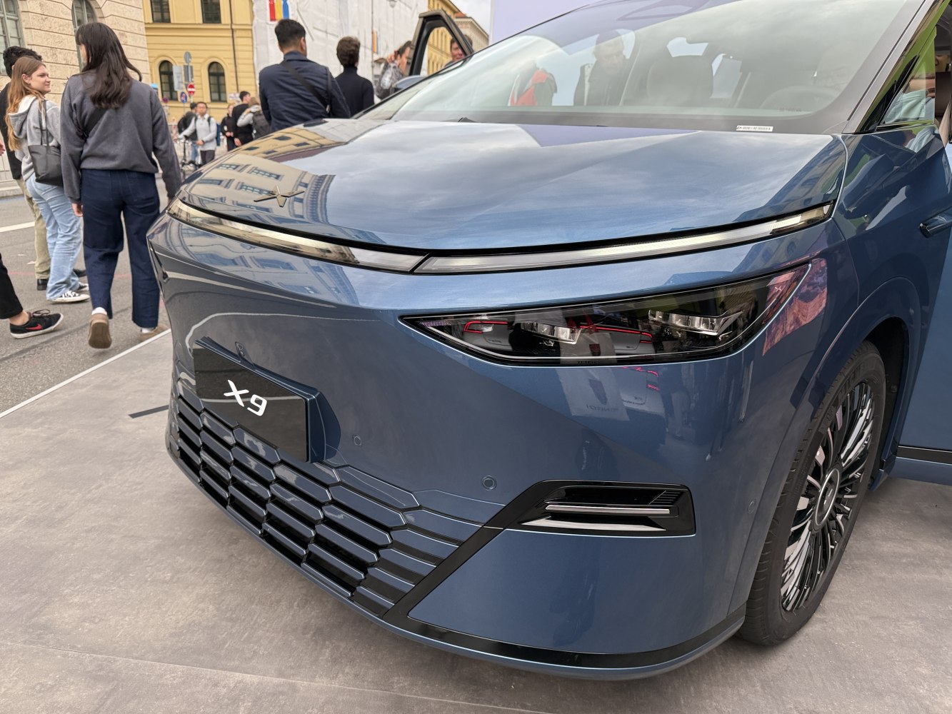 Front fascia with LED headlights and hexagonal grille design
