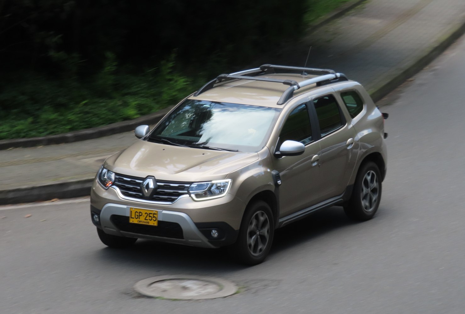 SUV front view with roof rails and alloy wheels