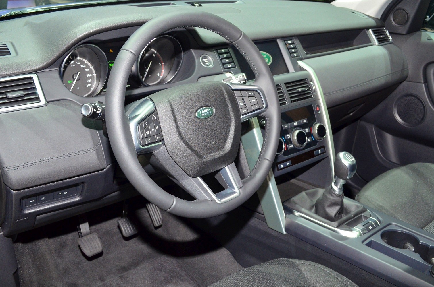 Dashboard with multifunction steering wheel and manual gear shift