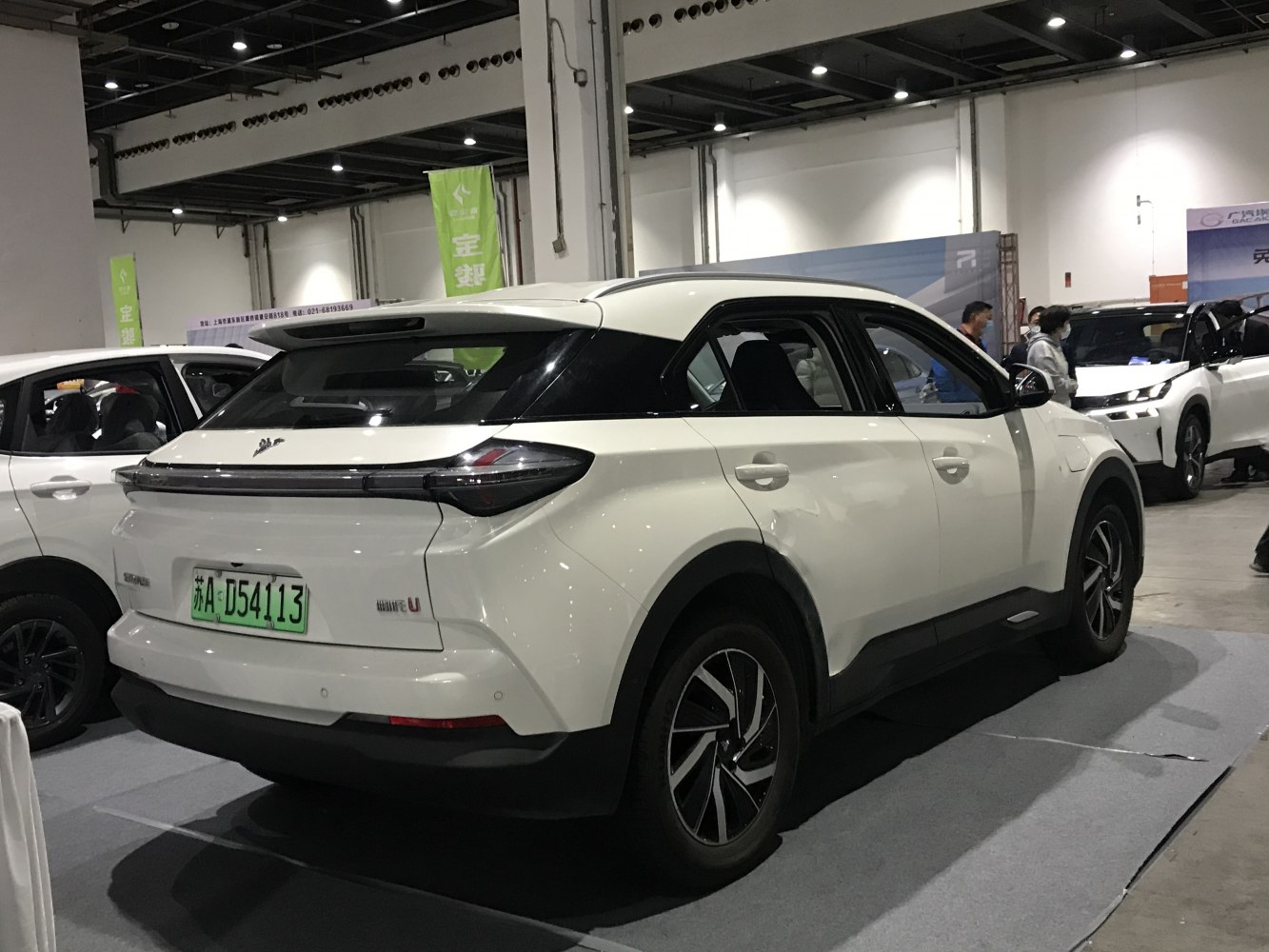 Sleek rear with aerodynamic taillights and black roof line