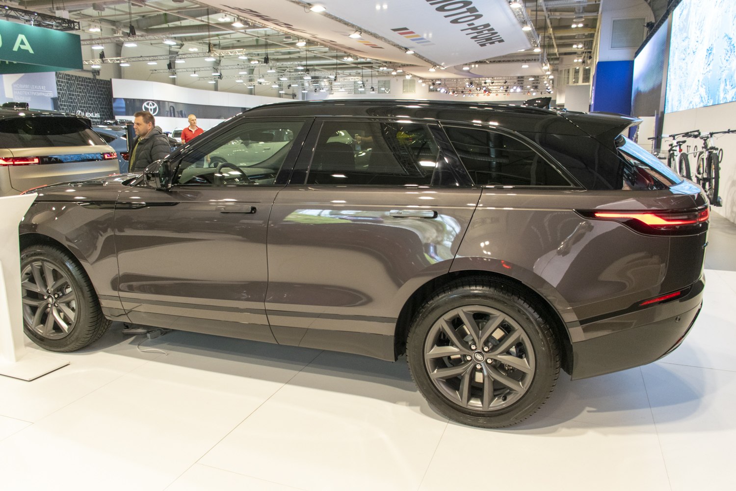 Side profile with flush door handles and LED rear lighting