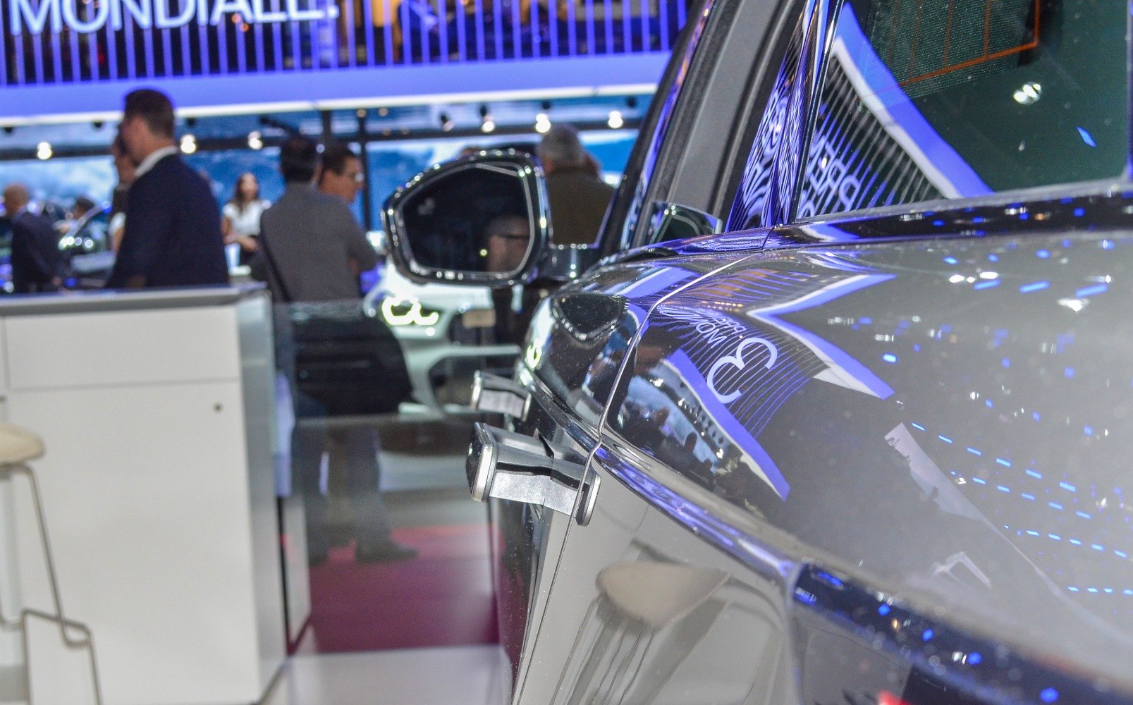 Pop-out door handles on vehicle side with reflective surface and side mirror