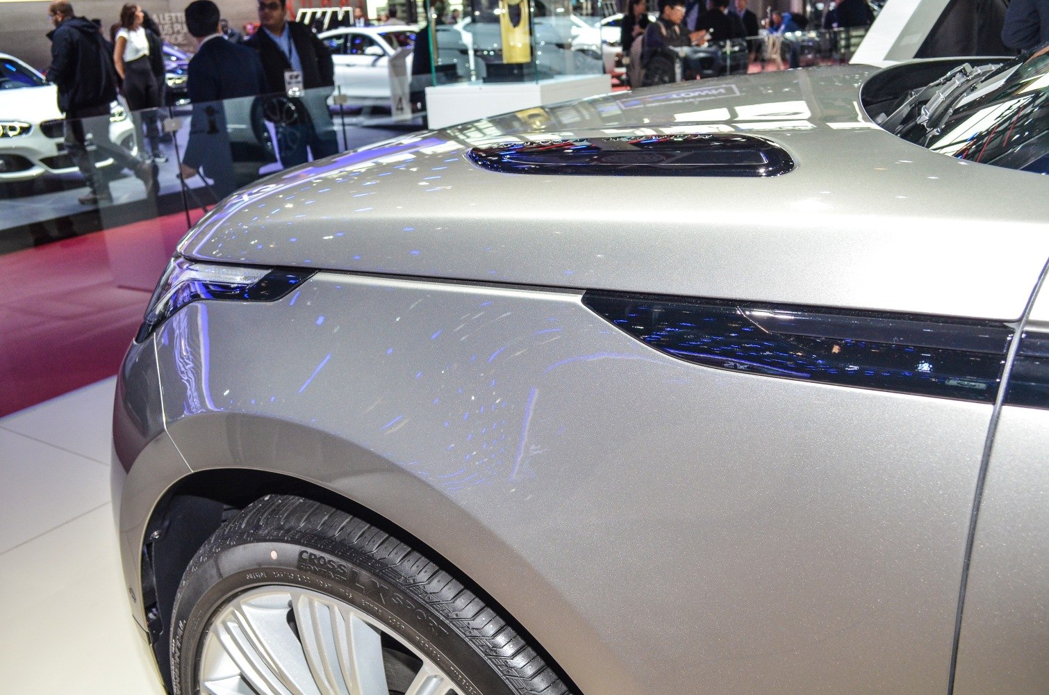 Front fender with integrated sleek headlight design