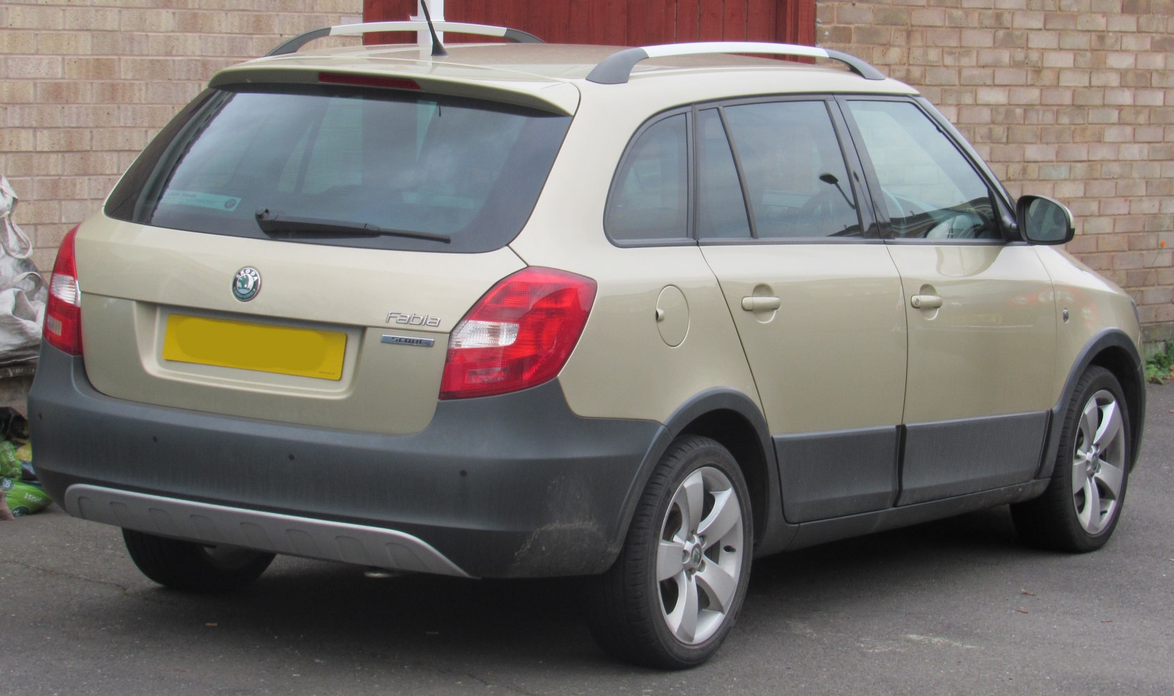 Rear side view with roof rails and rugged lower cladding