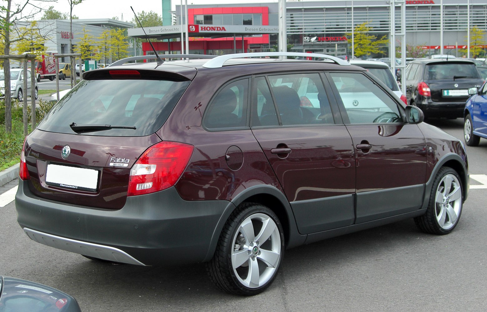 Rear side view of estate with black plastic cladding and roof rails