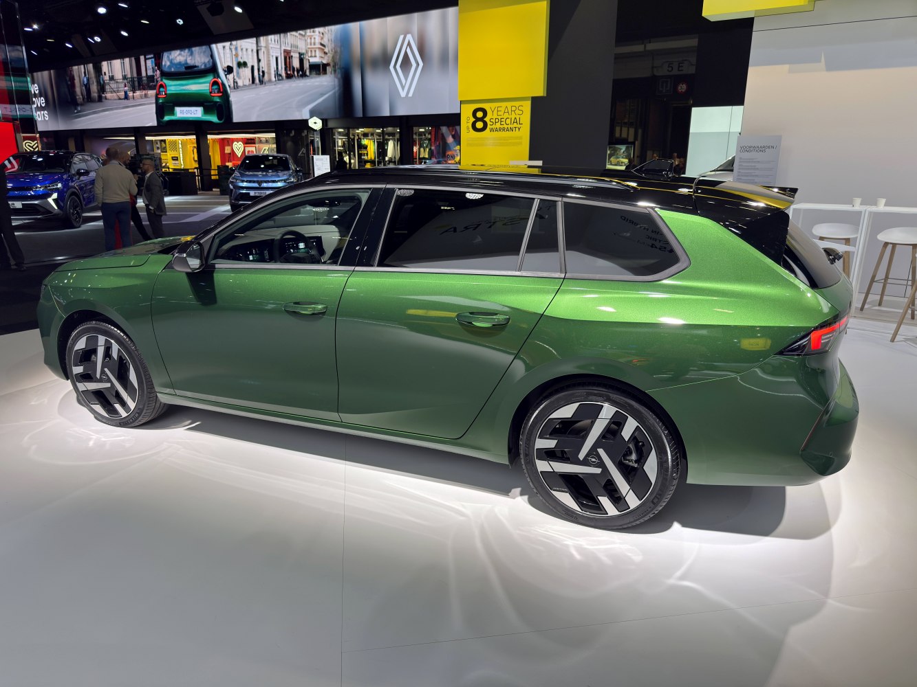 Sleek side profile with modern alloy wheels and two-tone roof