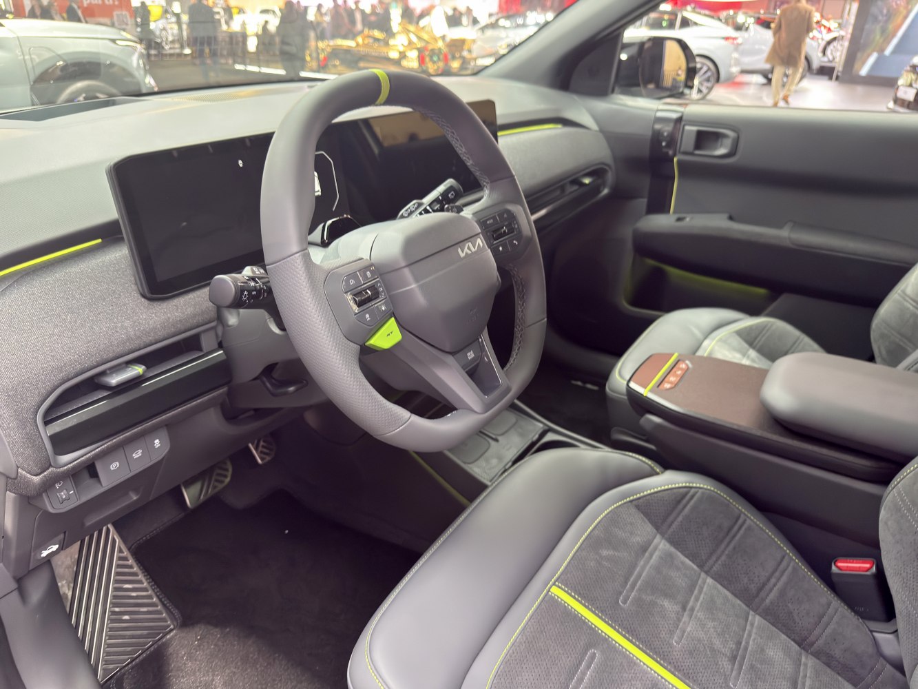 Digital cluster, infotainment screen, multifunction steering, detailed upholstery