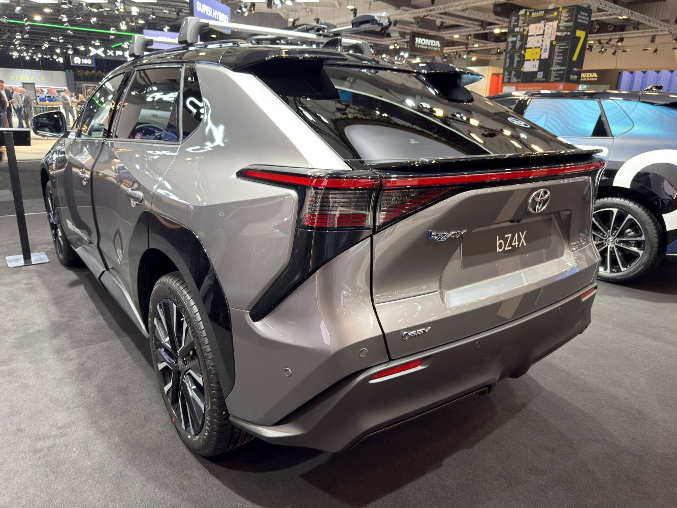 Futuristic rear design with full-width LED taillight and roof rails