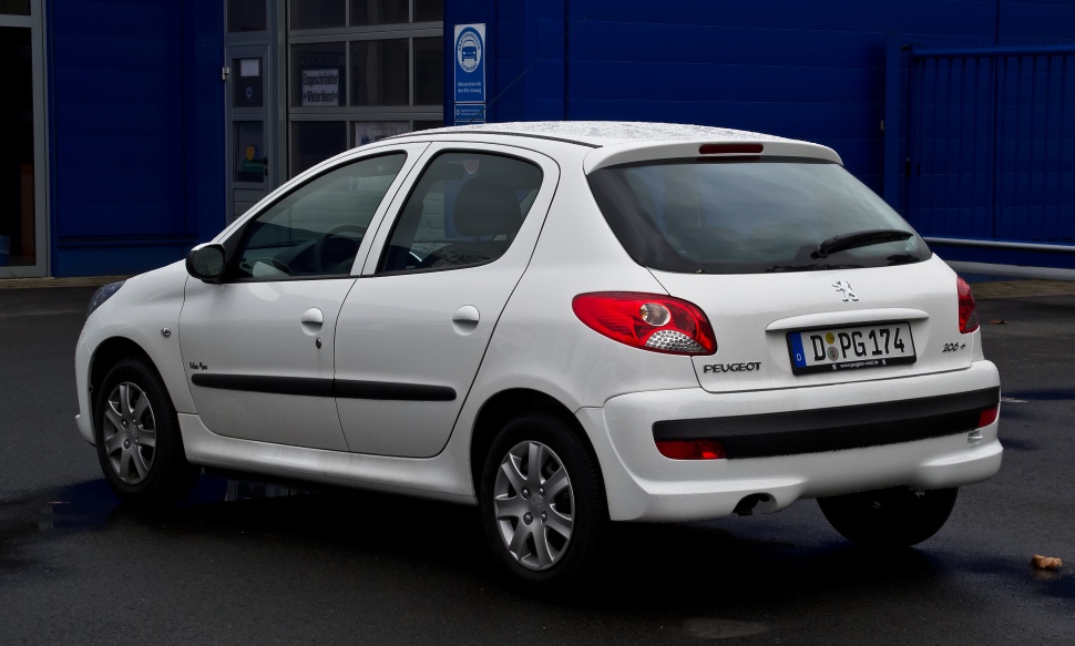 White 5-door hatchback rear side with tail lights and alloy wheels