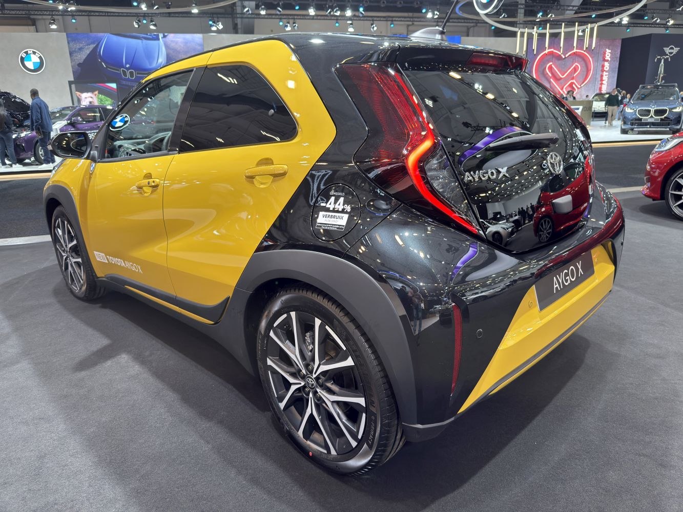 Rear side with sculpted taillights and multi-spoke alloy wheels