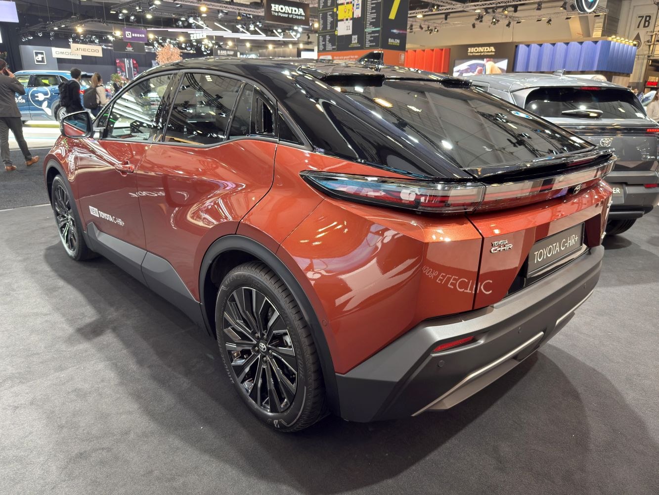 Coupe-like SUV rear with integrated spoiler and contrasting black roof