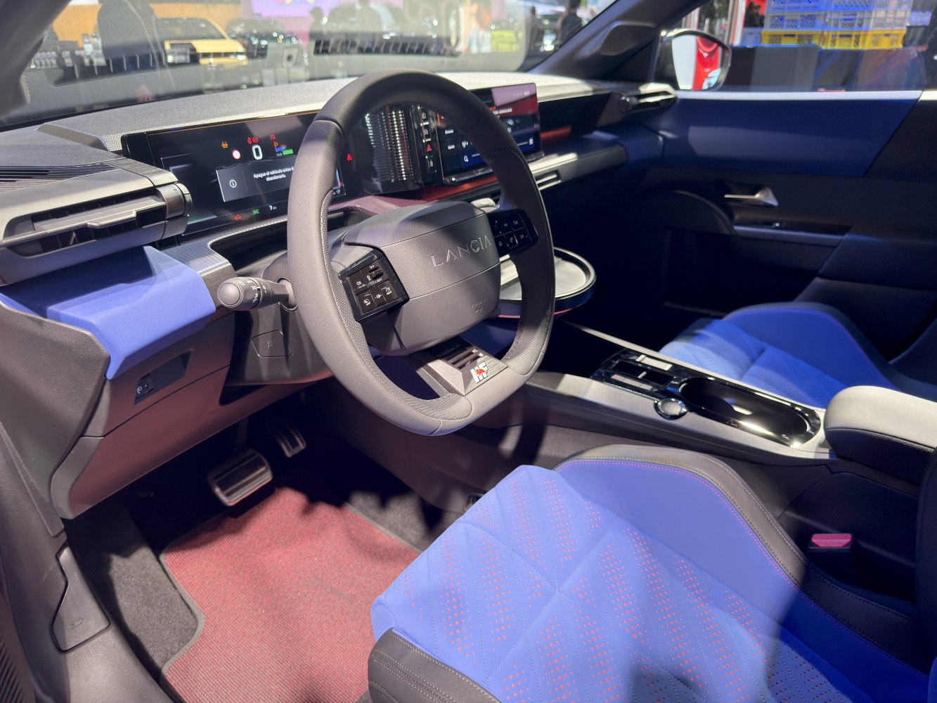 Digital dashboard, multifunction steering wheel, blue perforated seats