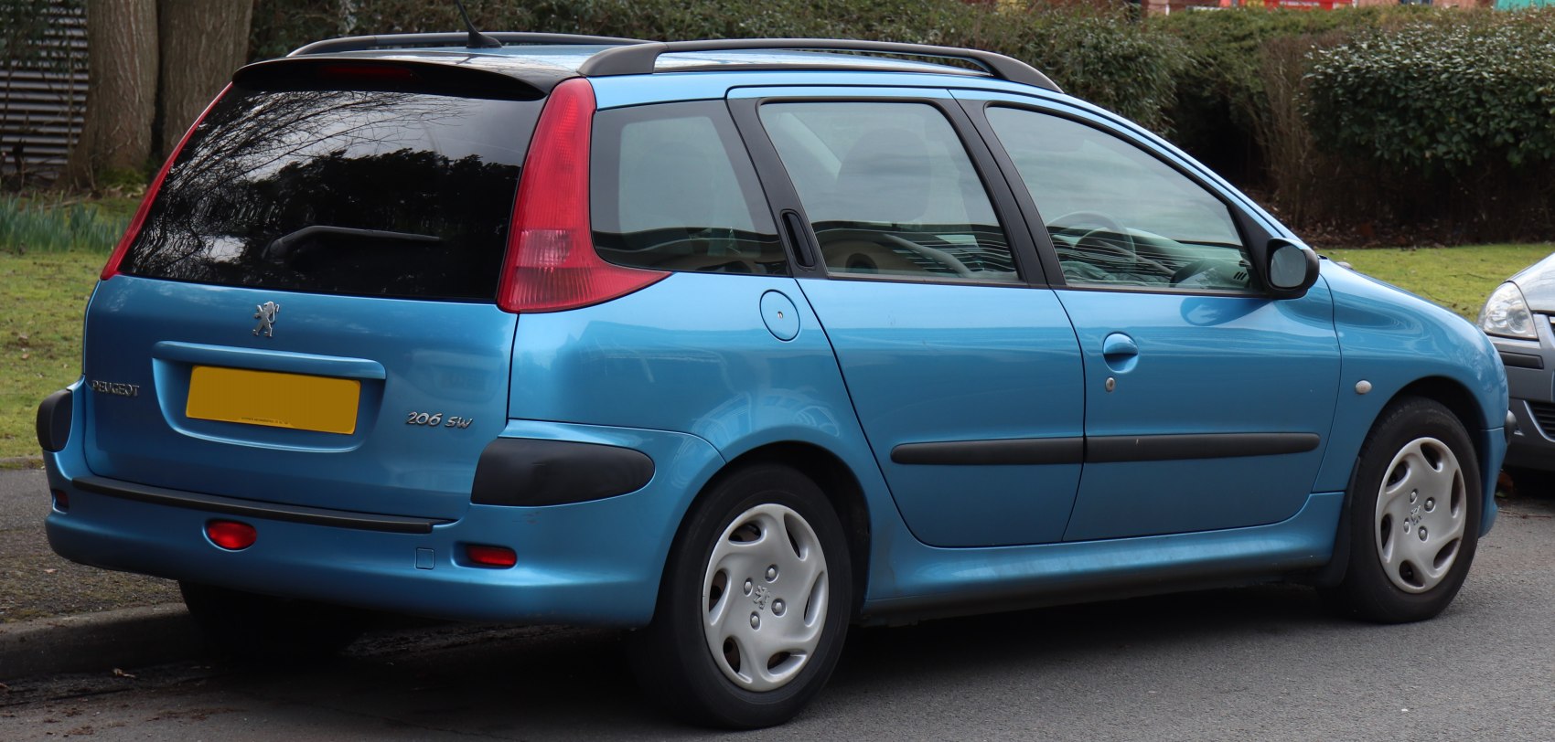 Compact estate rear side with vertical taillights and roof rails