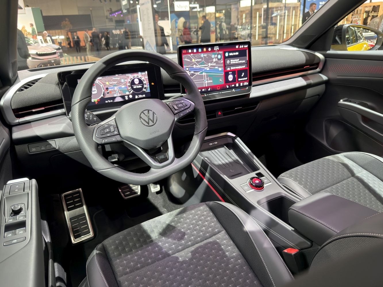 Digital instrument cluster and large touchscreen infotainment system