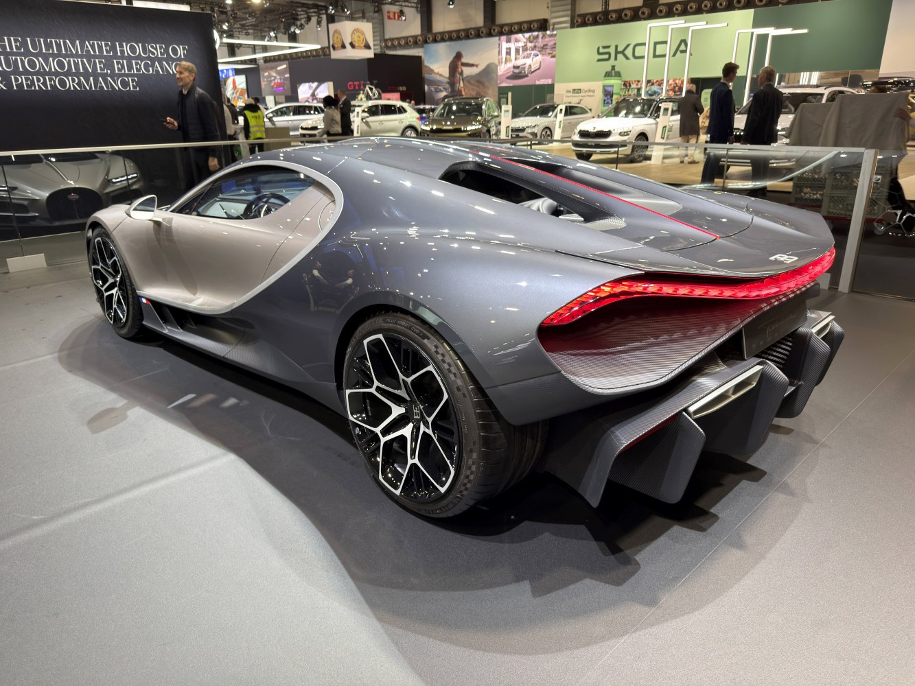 Sleek rear with LED lights and aerodynamic diffuser fins