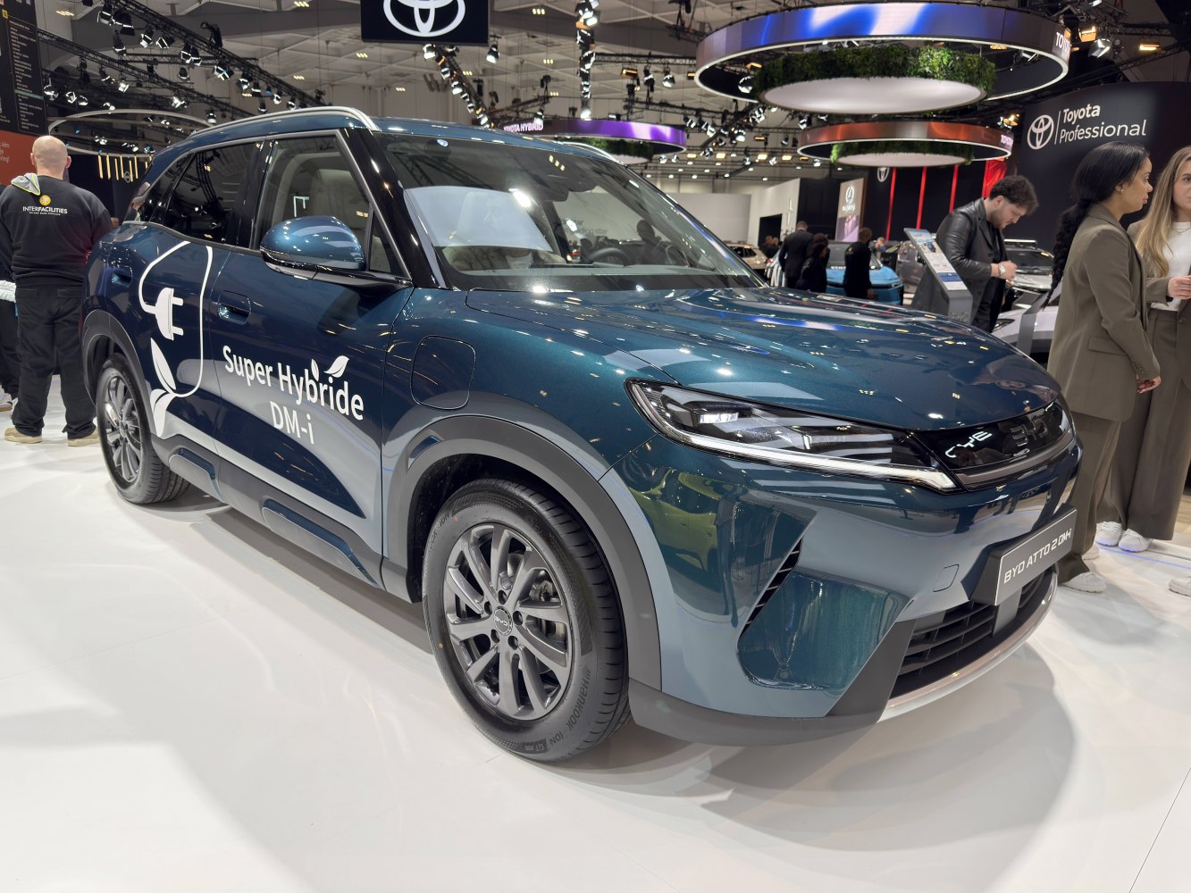 Electric hybrid SUV with Super Hybride DM-i and LED headlights