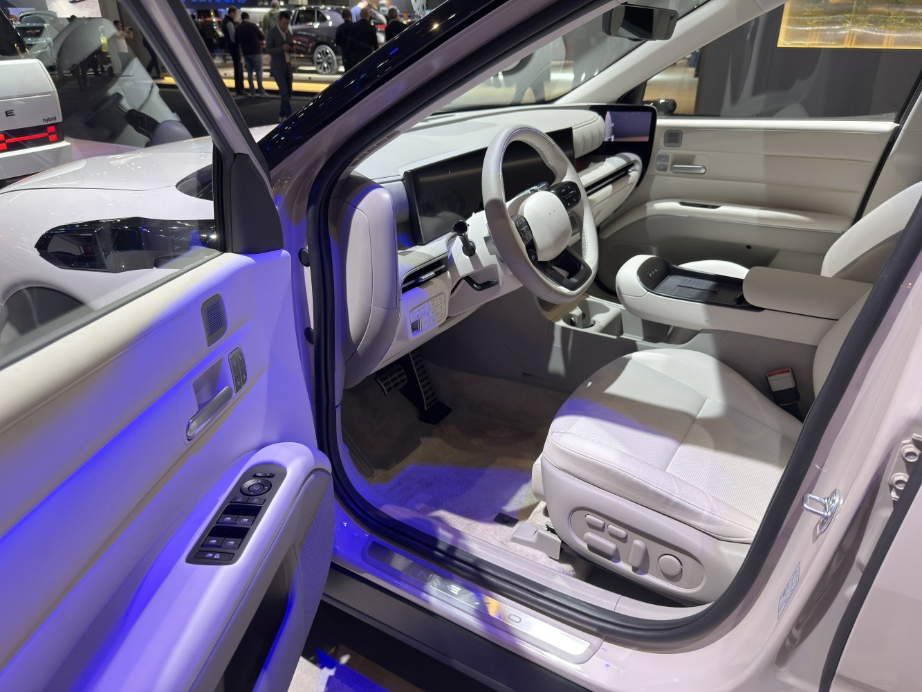 Digital dashboard and ergonomic driver's seat with advanced controls