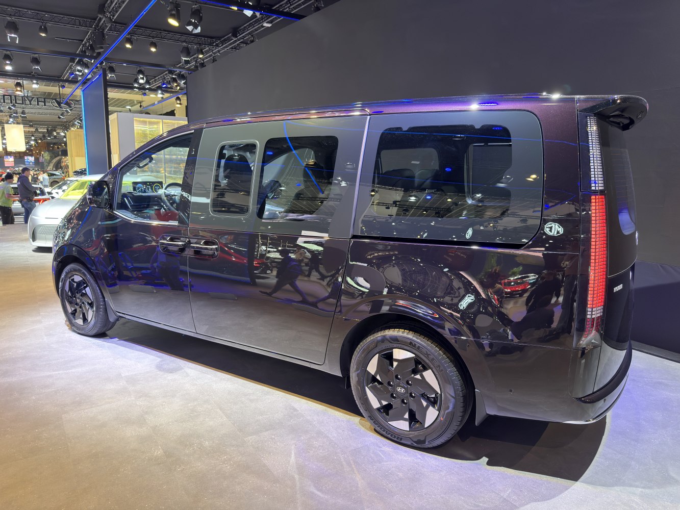 Side profile of a van with sliding doors and vertical taillights