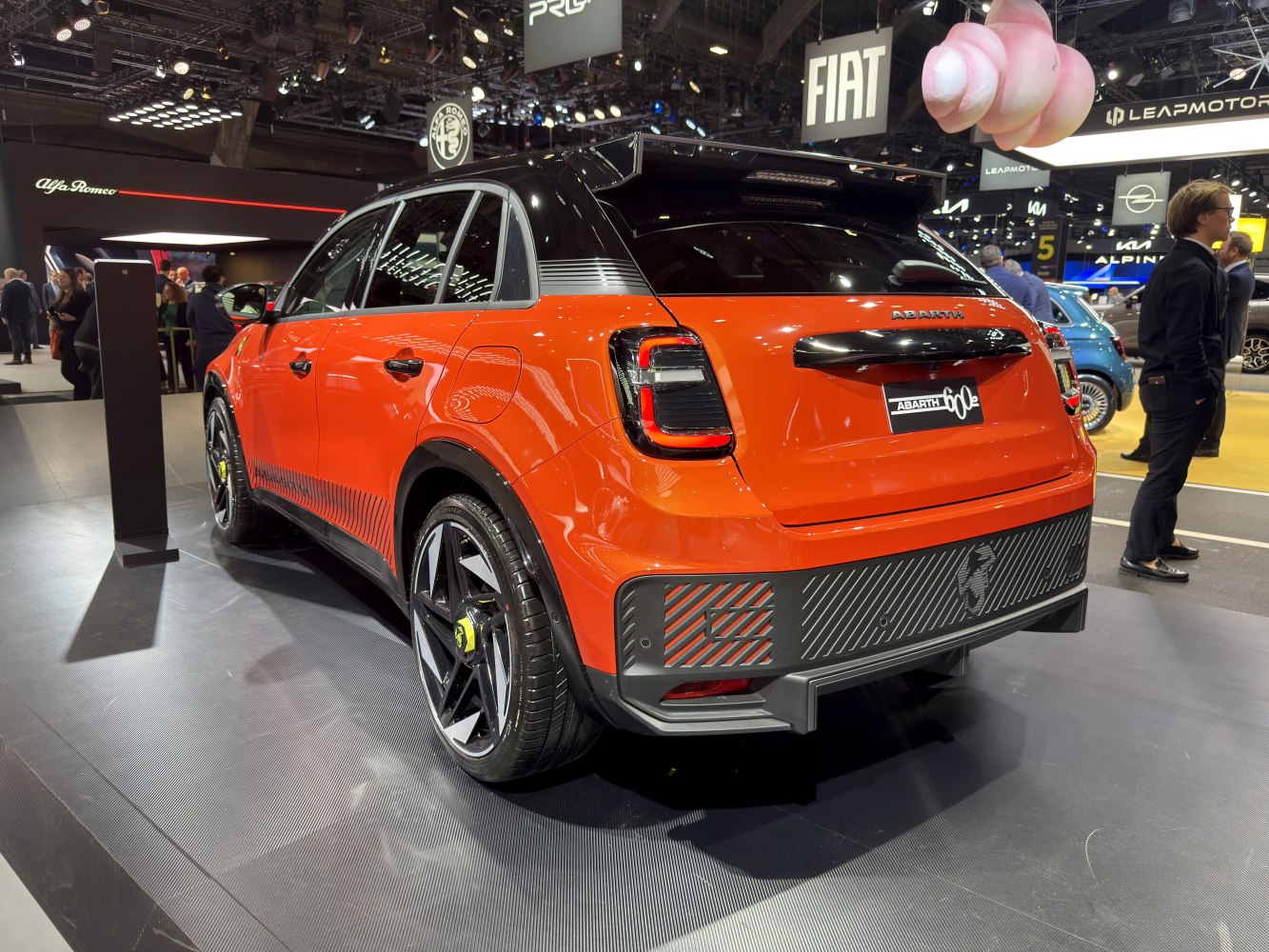 Sporty rear design with LED tail lights and black roof