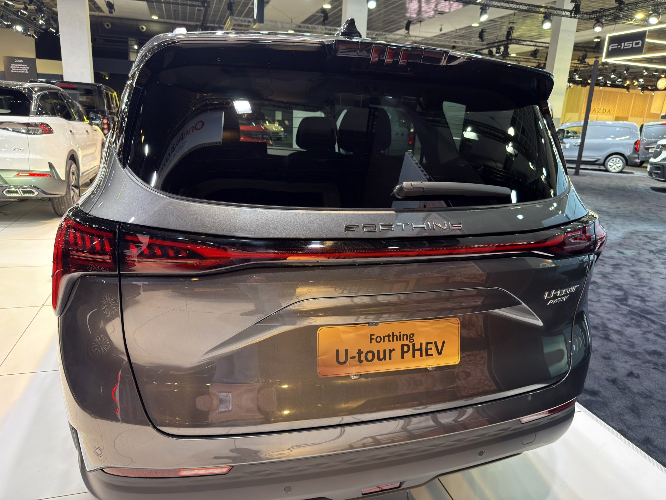 Rear design with LED taillights and rear window wiper