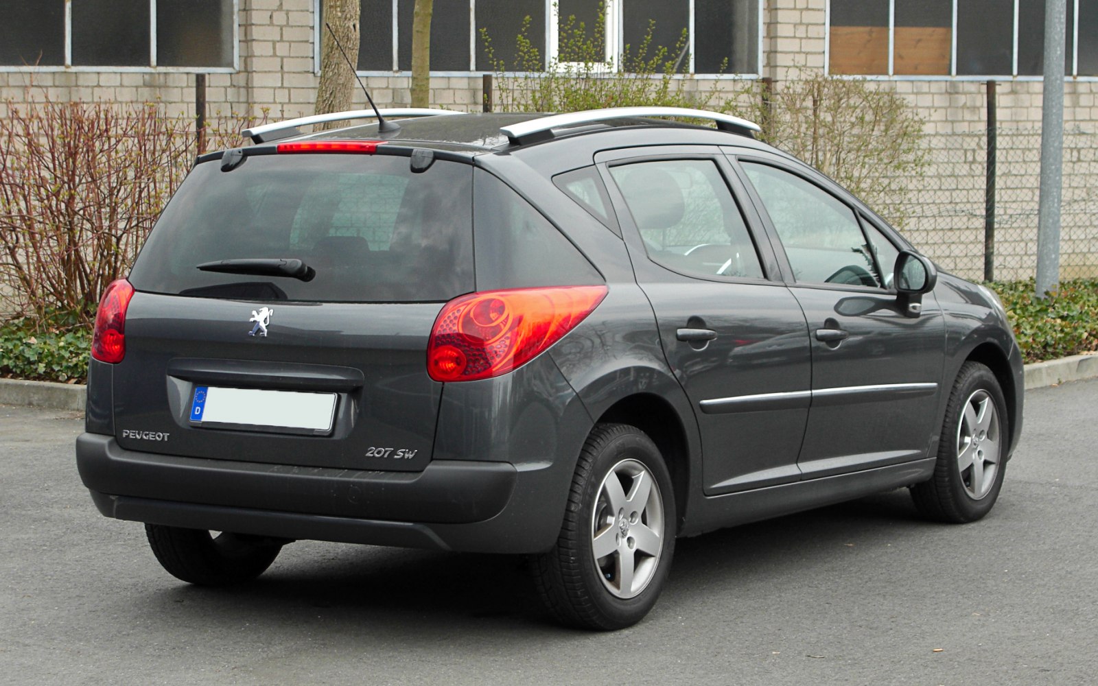 Rear side view of compact estate with roof rails and distinct taillights