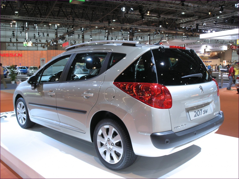 Rear side view with tail lights, roof rails, alloy wheels